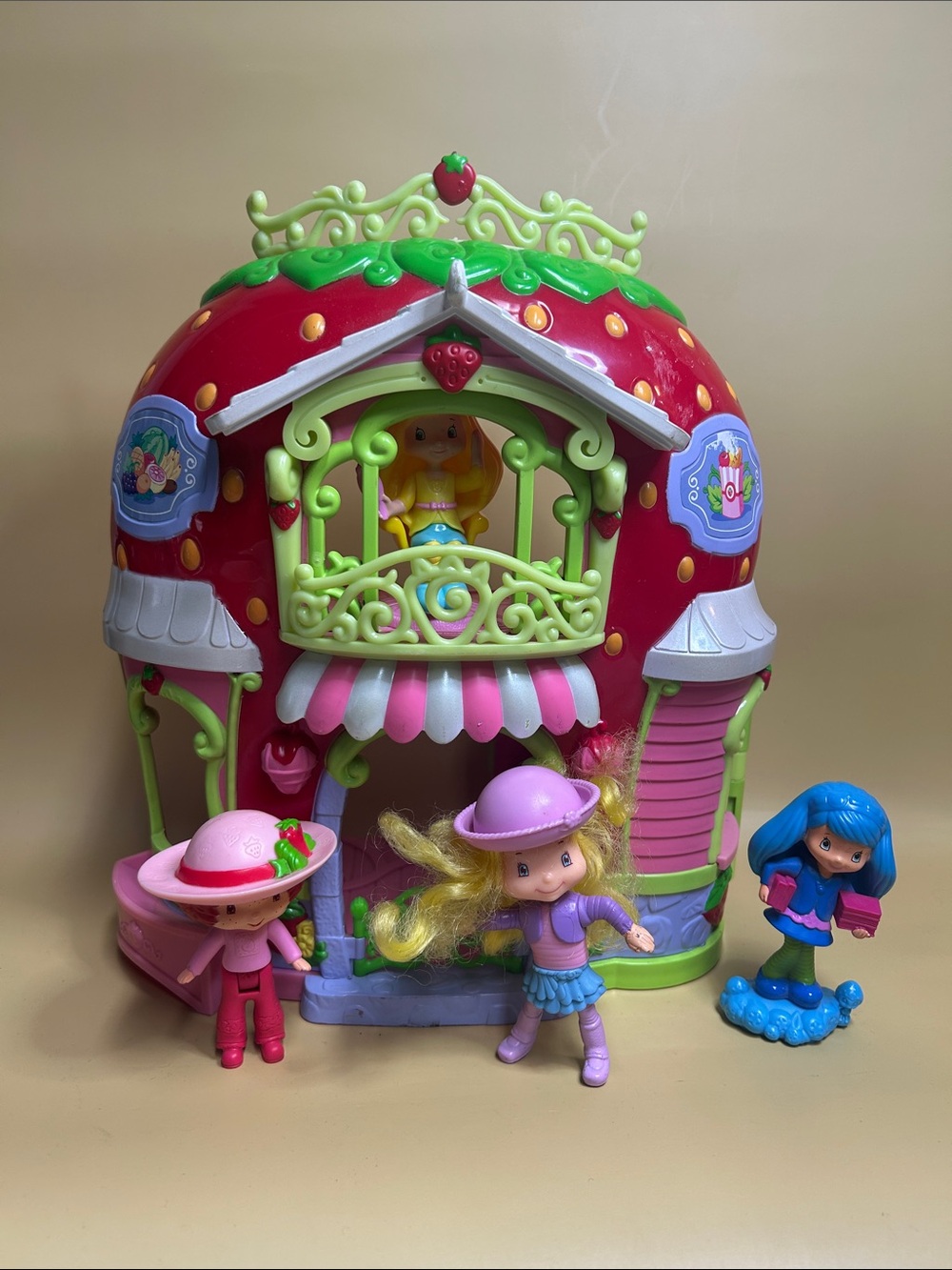 Strawberry Shortcake Bitty Berry Market Play Set with 4 figurines